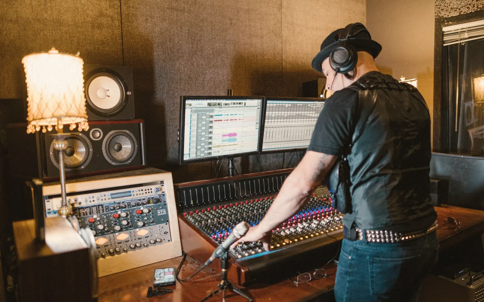 Tontechniker am Mischpult in einem Aufnahmestudio
